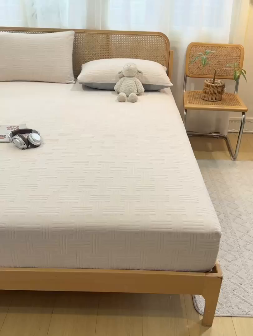 91家纺网 家纺一手货源 找家纺 灰鲸 2025新款纯色简约高克重雕花牛奶绒单品床笠 糖果格-奶茶