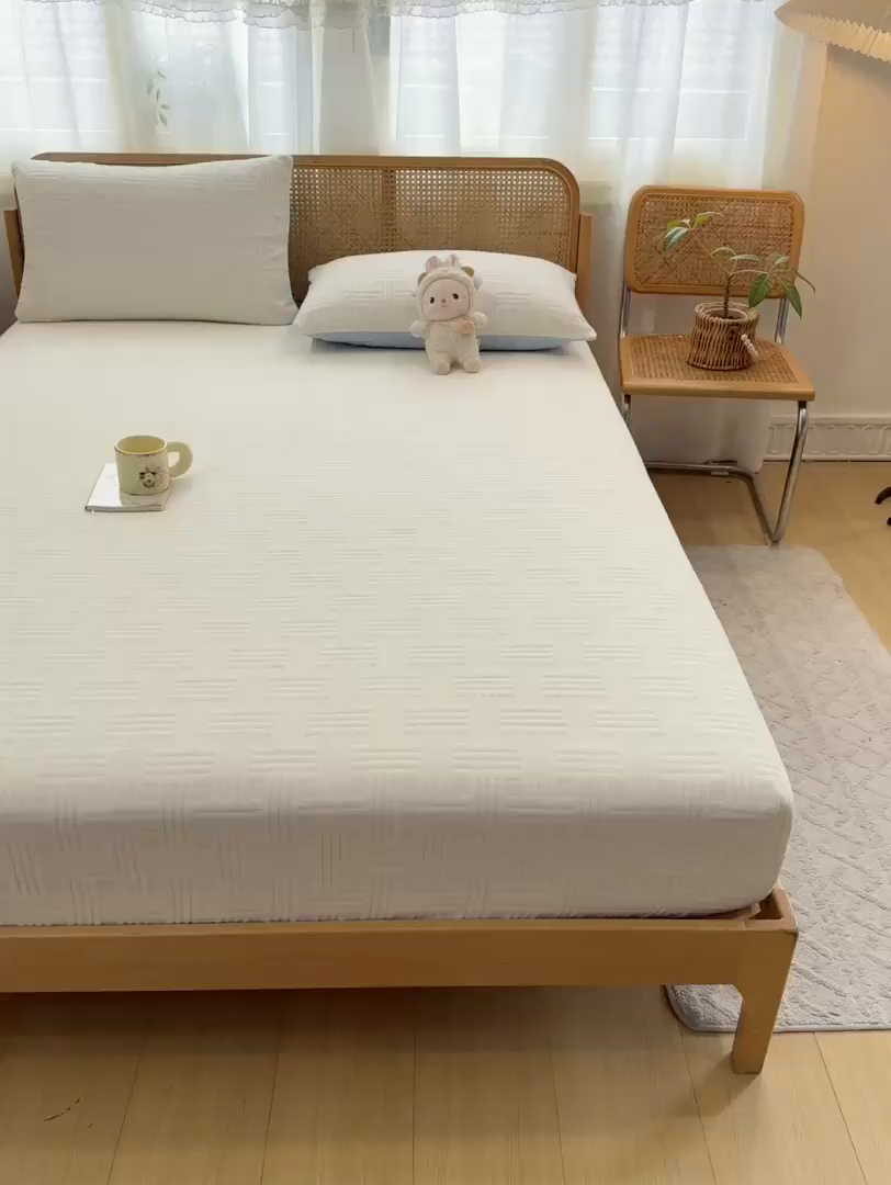 91家纺网 家纺一手货源 找家纺 灰鲸 2025新款纯色简约高克重雕花牛奶绒单品床笠 糖果格-奶昔白