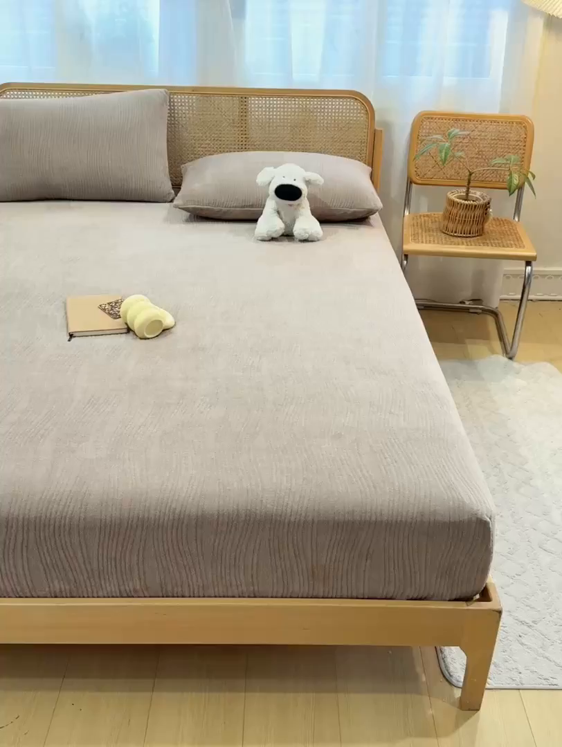 91家纺网 家纺一手货源 找家纺 灰鲸 2025新款纯色简约高克重雕花牛奶绒单品床笠 温妮-摩卡