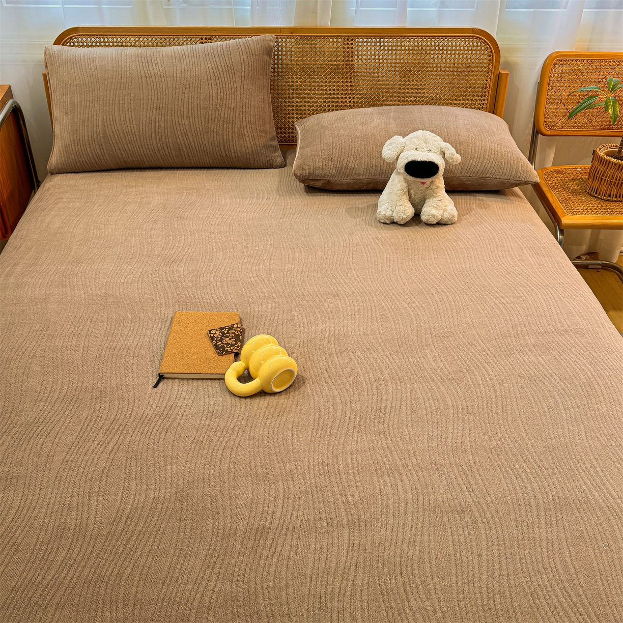 91家纺网 家纺一手货源 找家纺 灰鲸 2025新款纯色简约高克重雕花牛奶绒单品床笠 温妮-摩卡