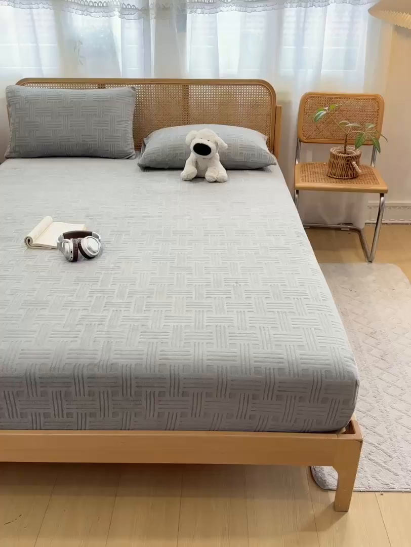 91家纺网 家纺一手货源 找家纺 灰鲸 2025新款纯色简约高克重雕花牛奶绒单品床笠 糖果格-纳多灰