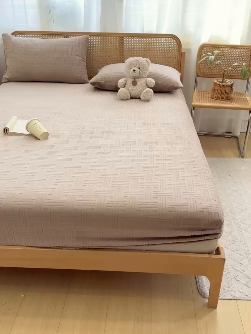 91家纺网 家纺一手货源 找家纺 灰鲸 2025新款纯色简约高克重雕花牛奶绒单品床笠 糖果格-摩卡