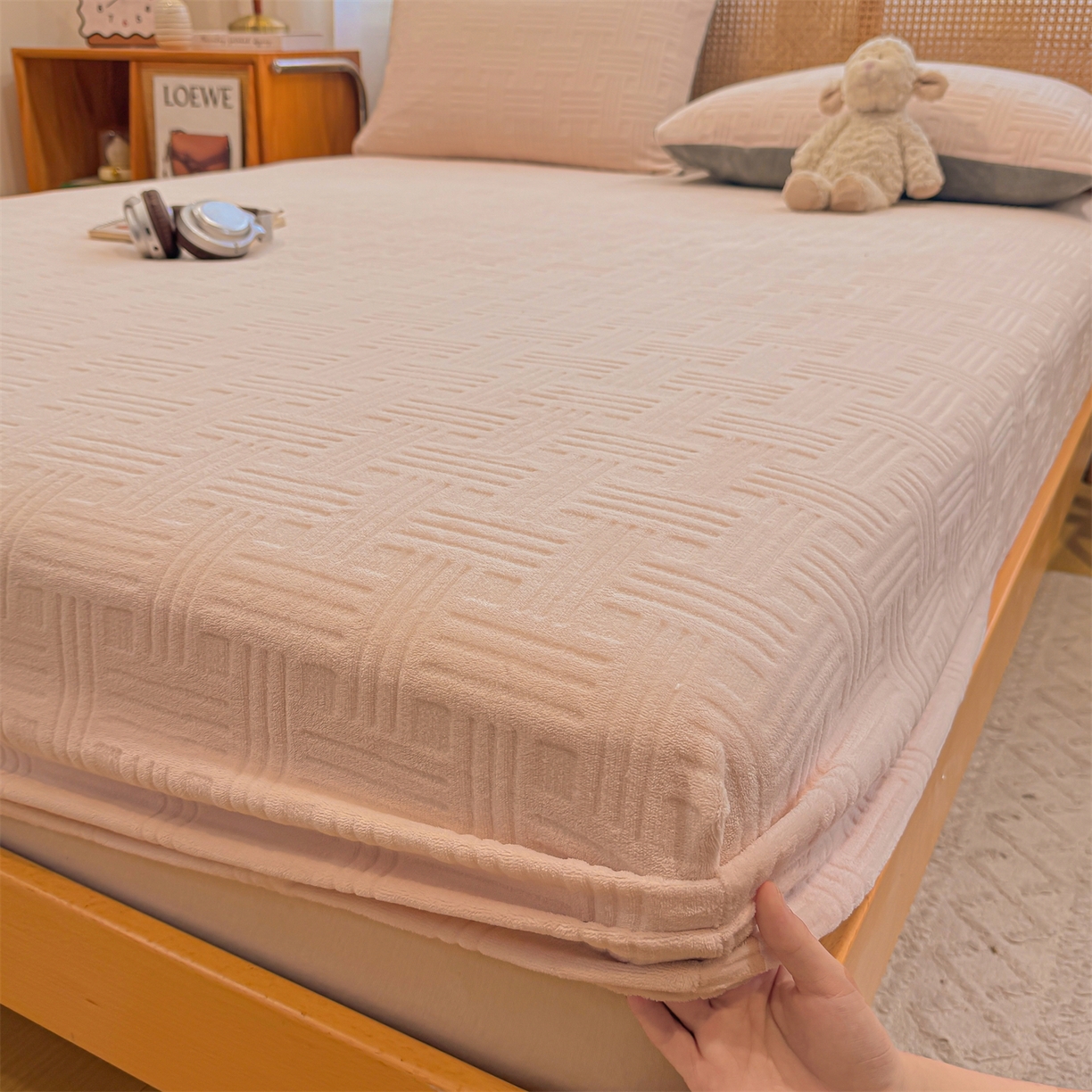 91家纺网 家纺一手货源 找家纺 灰鲸 2025新款纯色简约高克重雕花牛奶绒单品床笠 糖果格-奶茶