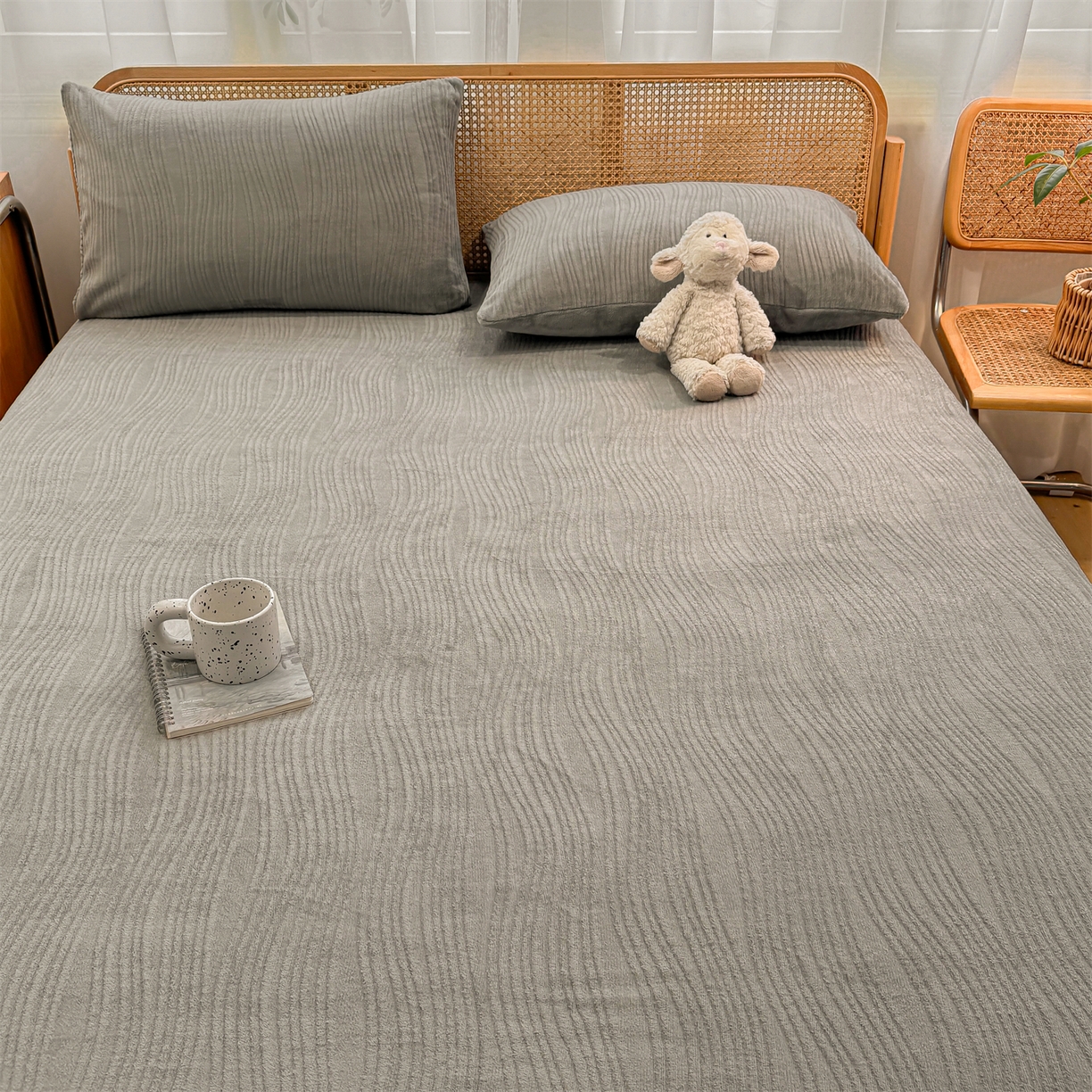 91家纺网 家纺一手货源 找家纺 灰鲸 2025新款纯色简约高克重雕花牛奶绒单品床笠 温妮-绅士灰