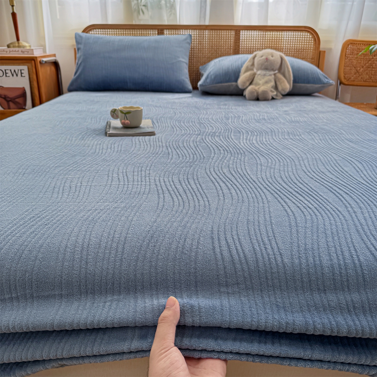 91家纺网 家纺一手货源 找家纺 灰鲸 2025新款纯色简约高克重雕花牛奶绒单品床笠 温妮-宾利蓝