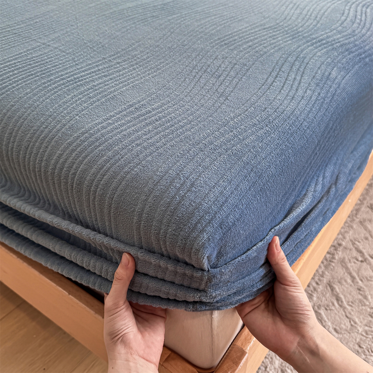 91家纺网 家纺一手货源 找家纺 灰鲸 2025新款纯色简约高克重雕花牛奶绒单品床笠 温妮-宾利蓝