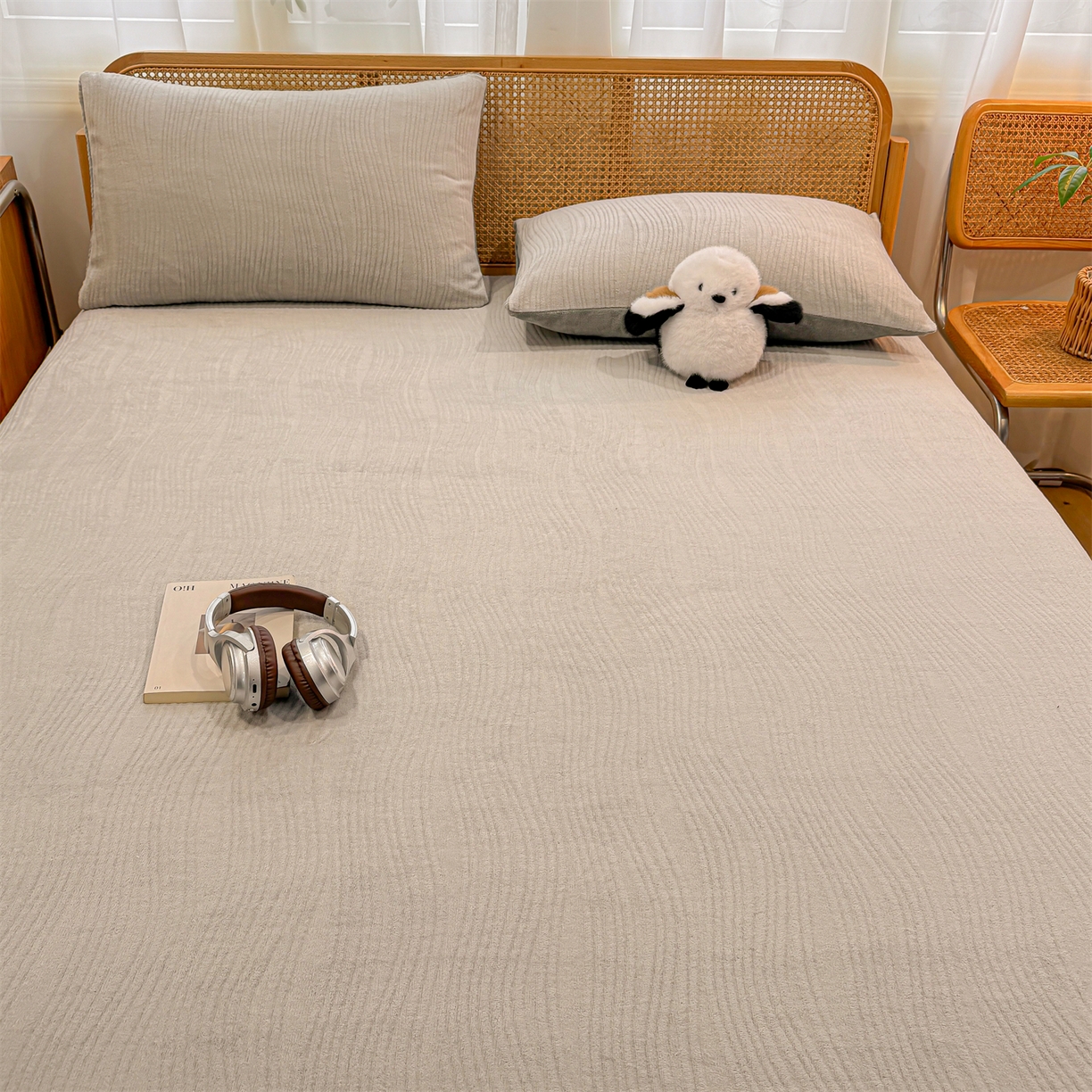 91家纺网 家纺一手货源 找家纺 灰鲸 2025新款纯色简约高克重雕花牛奶绒单品床笠 温妮-纳多灰