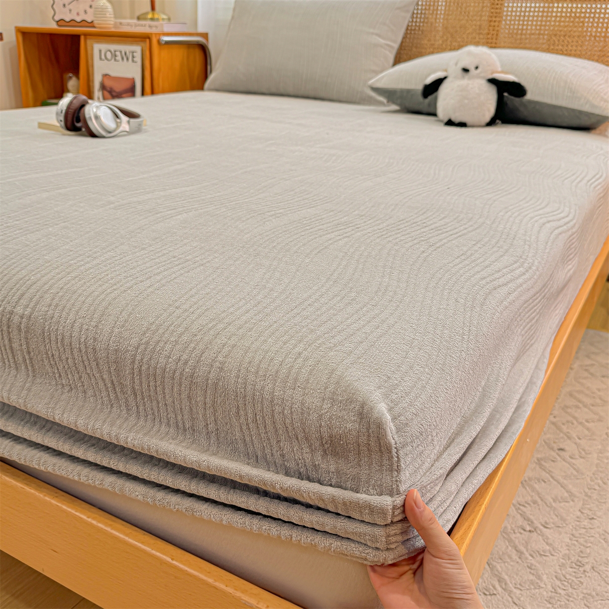 91家纺网 家纺一手货源 找家纺 灰鲸 2025新款纯色简约高克重雕花牛奶绒单品床笠 温妮-纳多灰