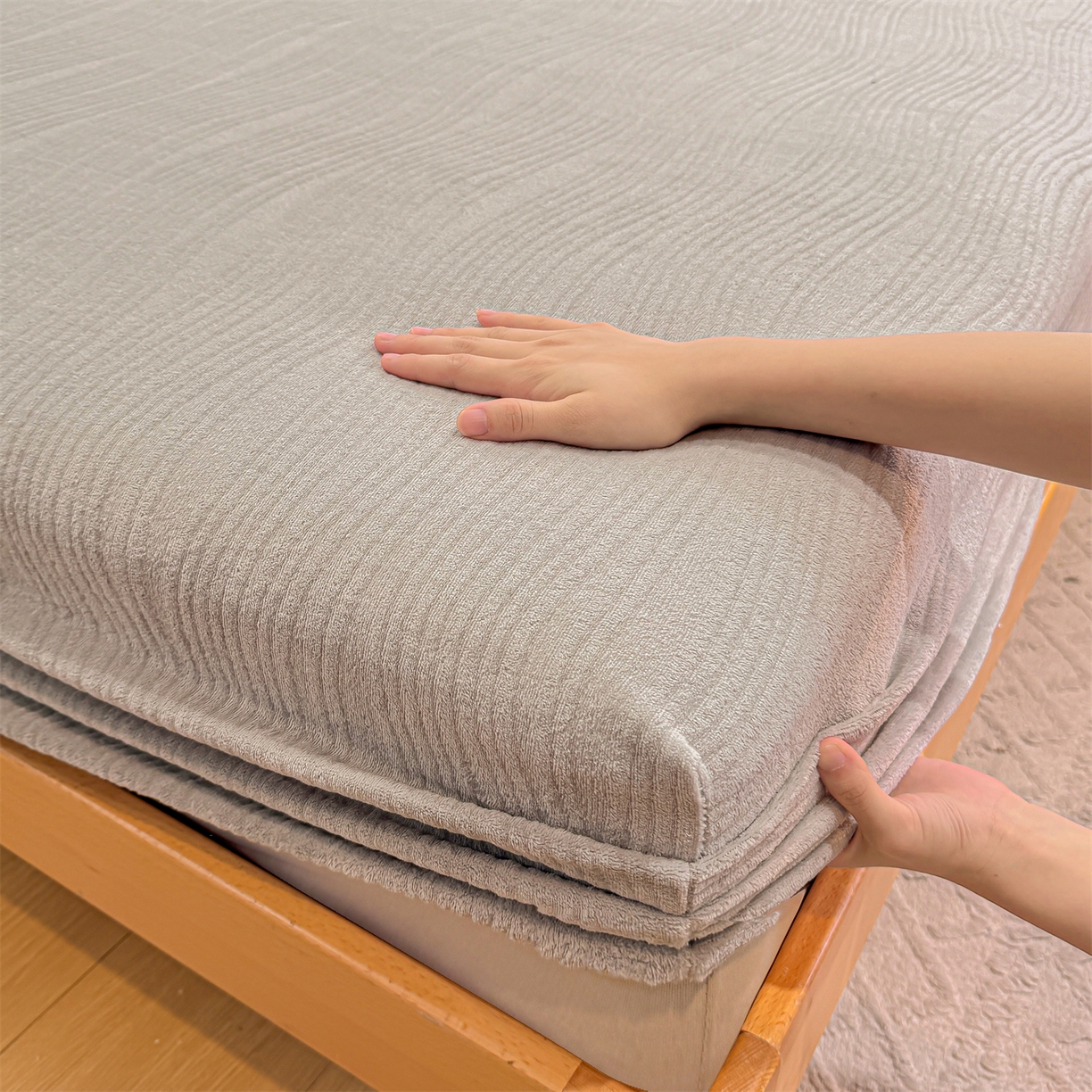 91家纺网 家纺一手货源 找家纺 灰鲸 2025新款纯色简约高克重雕花牛奶绒单品床笠 温妮-纳多灰