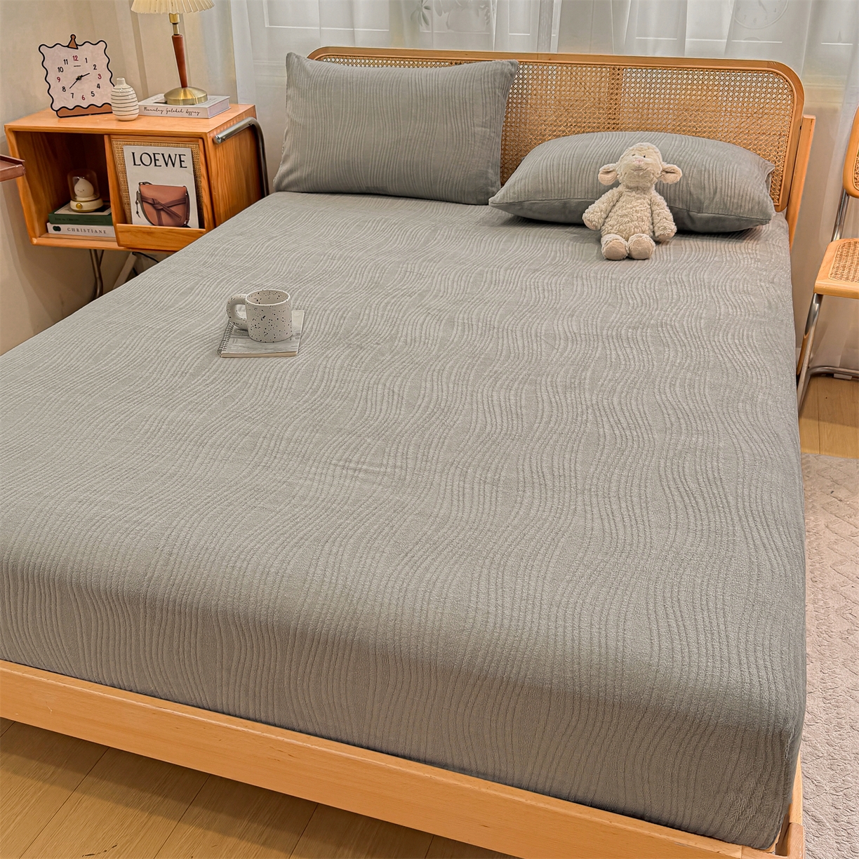 91家纺网 家纺一手货源 找家纺 灰鲸 2025新款纯色简约高克重雕花牛奶绒单品床笠 温妮-绅士灰