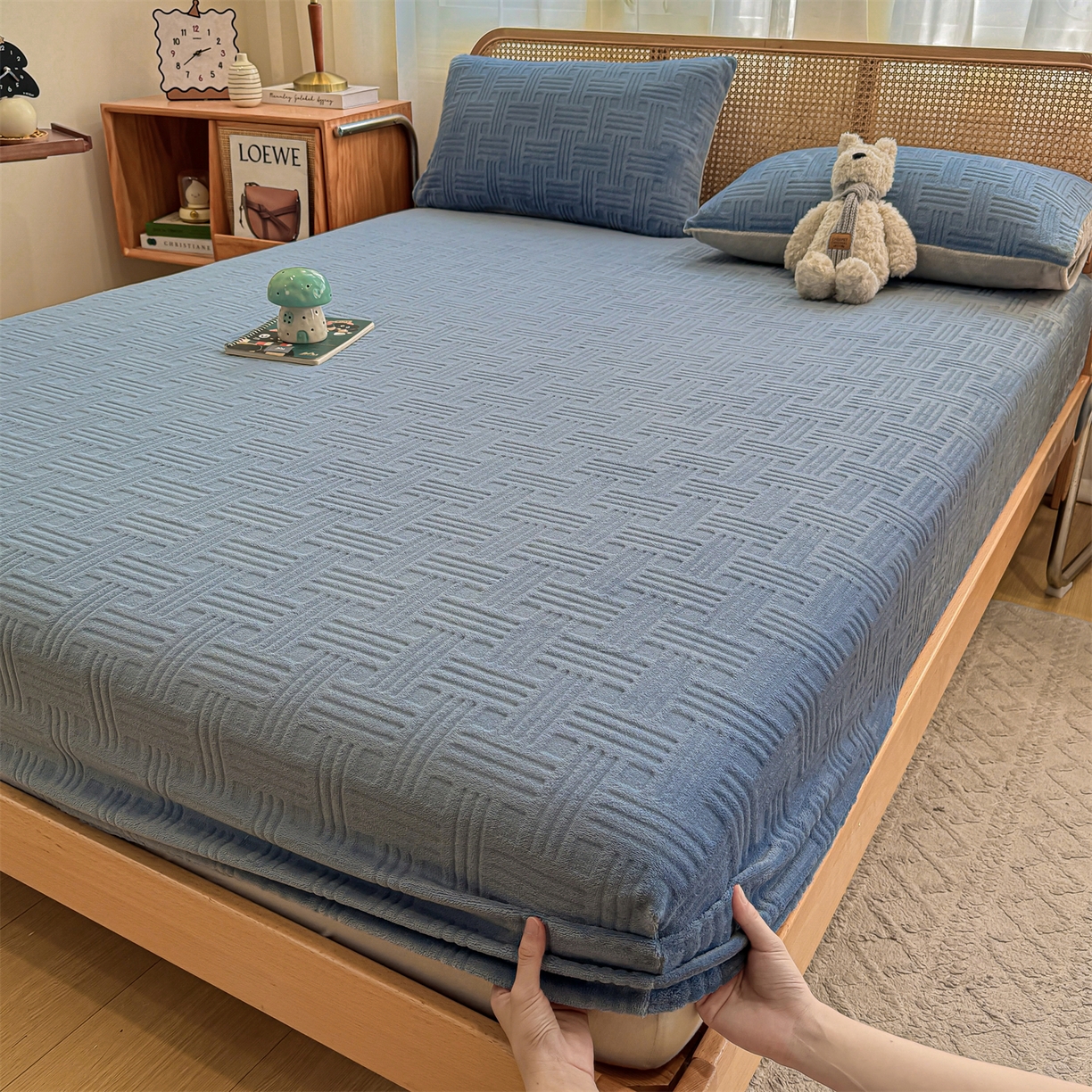 91家纺网 家纺一手货源 找家纺 灰鲸 2025新款纯色简约高克重雕花牛奶绒单品床笠 糖果格-宾利蓝