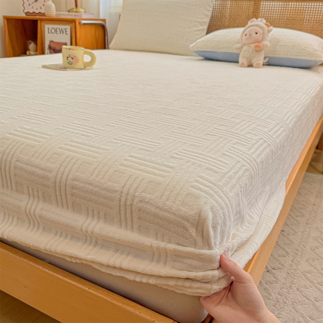 91家纺网 家纺一手货源 找家纺 灰鲸 2025新款纯色简约高克重雕花牛奶绒单品床笠 糖果格-奶昔白