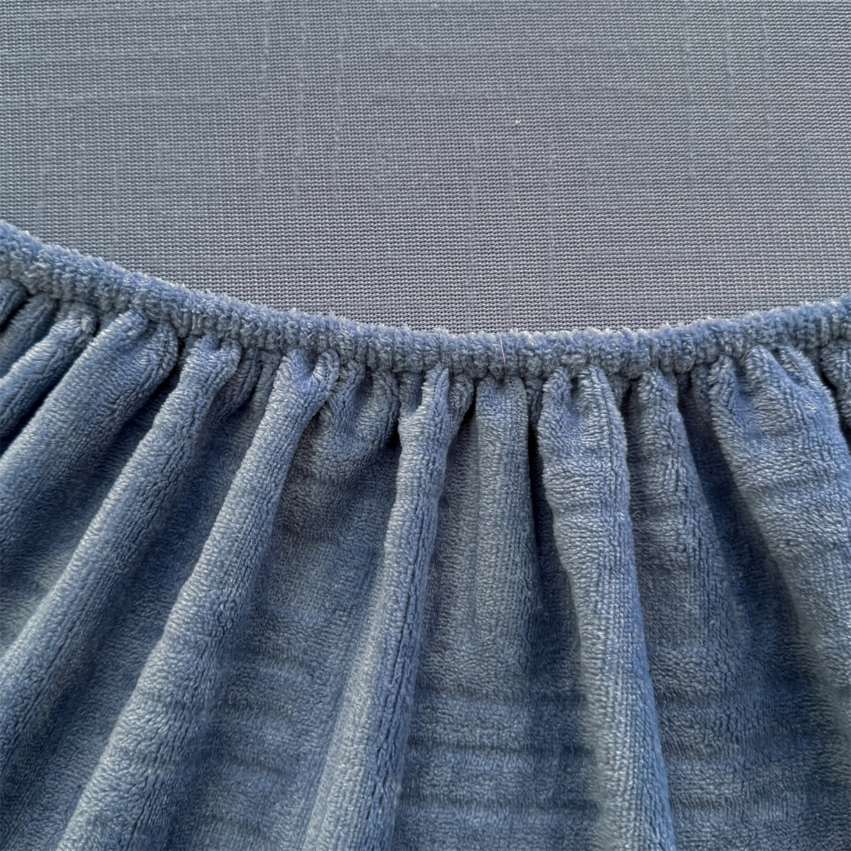 91家纺网 家纺一手货源 找家纺 灰鲸 2025新款纯色简约高克重雕花牛奶绒单品床笠 糖果格-宾利蓝