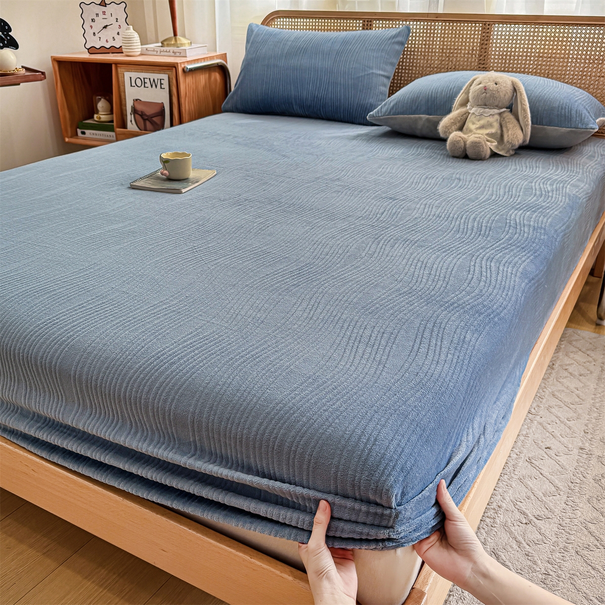 91家纺网 家纺一手货源 找家纺 灰鲸 2025新款纯色简约高克重雕花牛奶绒单品床笠 温妮-宾利蓝