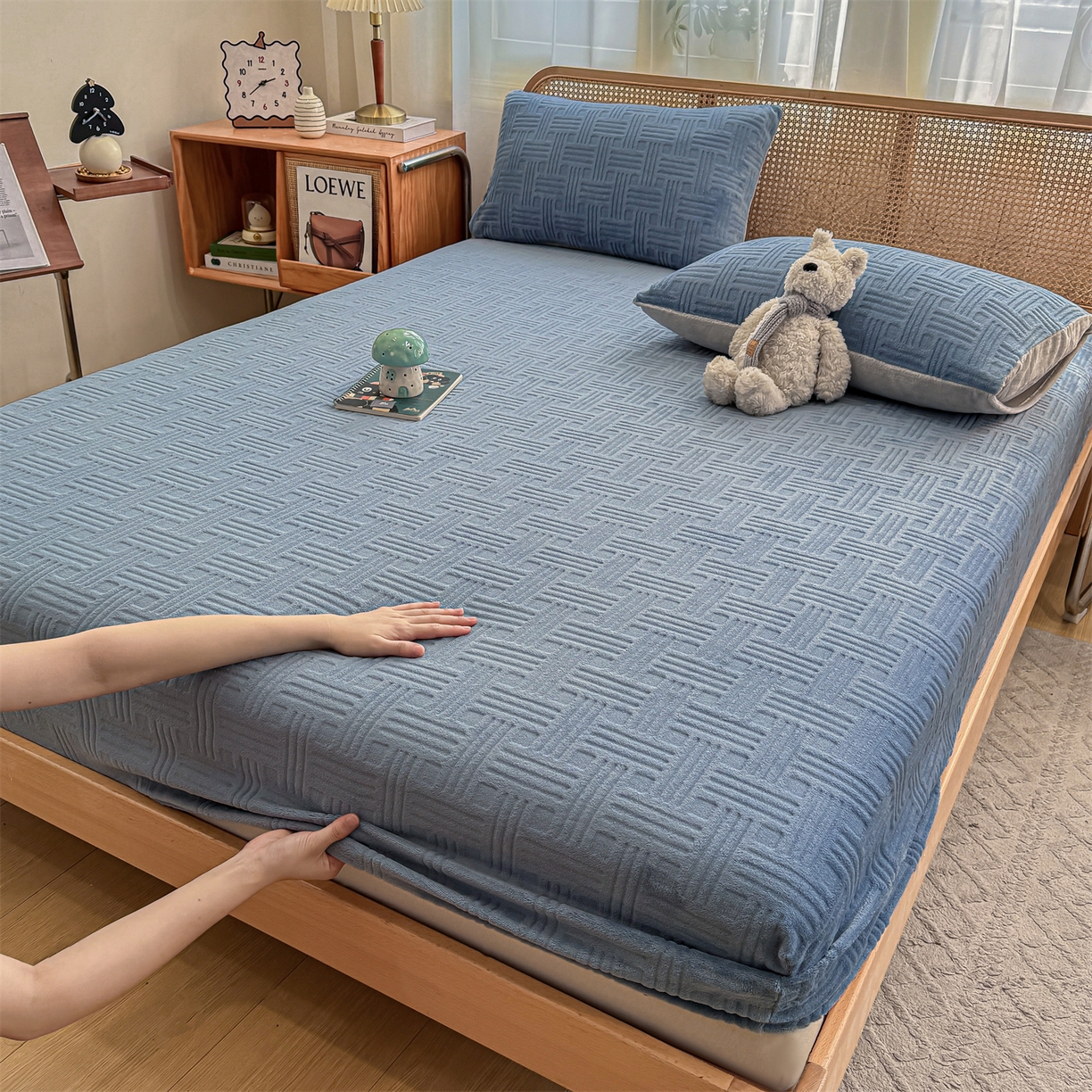 91家纺网 家纺一手货源 找家纺 灰鲸 2025新款纯色简约高克重雕花牛奶绒单品床笠 糖果格-宾利蓝