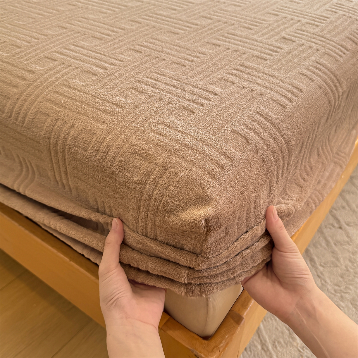 91家纺网 家纺一手货源 找家纺 灰鲸 2025新款纯色简约高克重雕花牛奶绒单品床笠 糖果格-摩卡