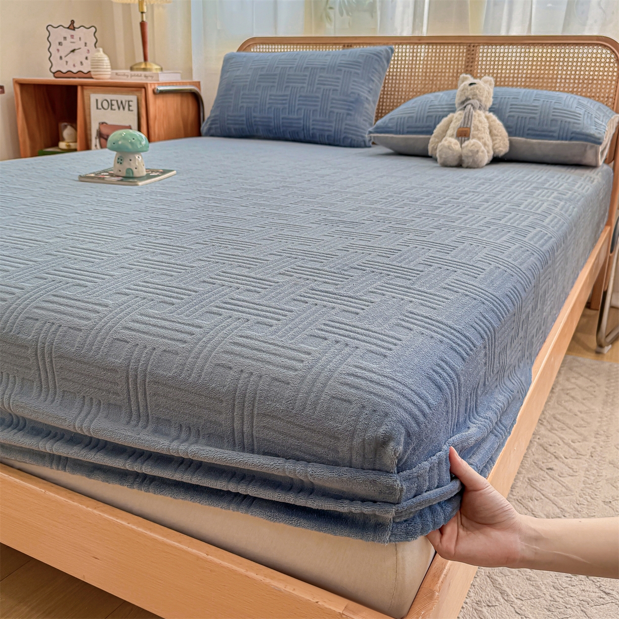 91家纺网 家纺一手货源 找家纺 灰鲸 2025新款纯色简约高克重雕花牛奶绒单品床笠 糖果格-宾利蓝