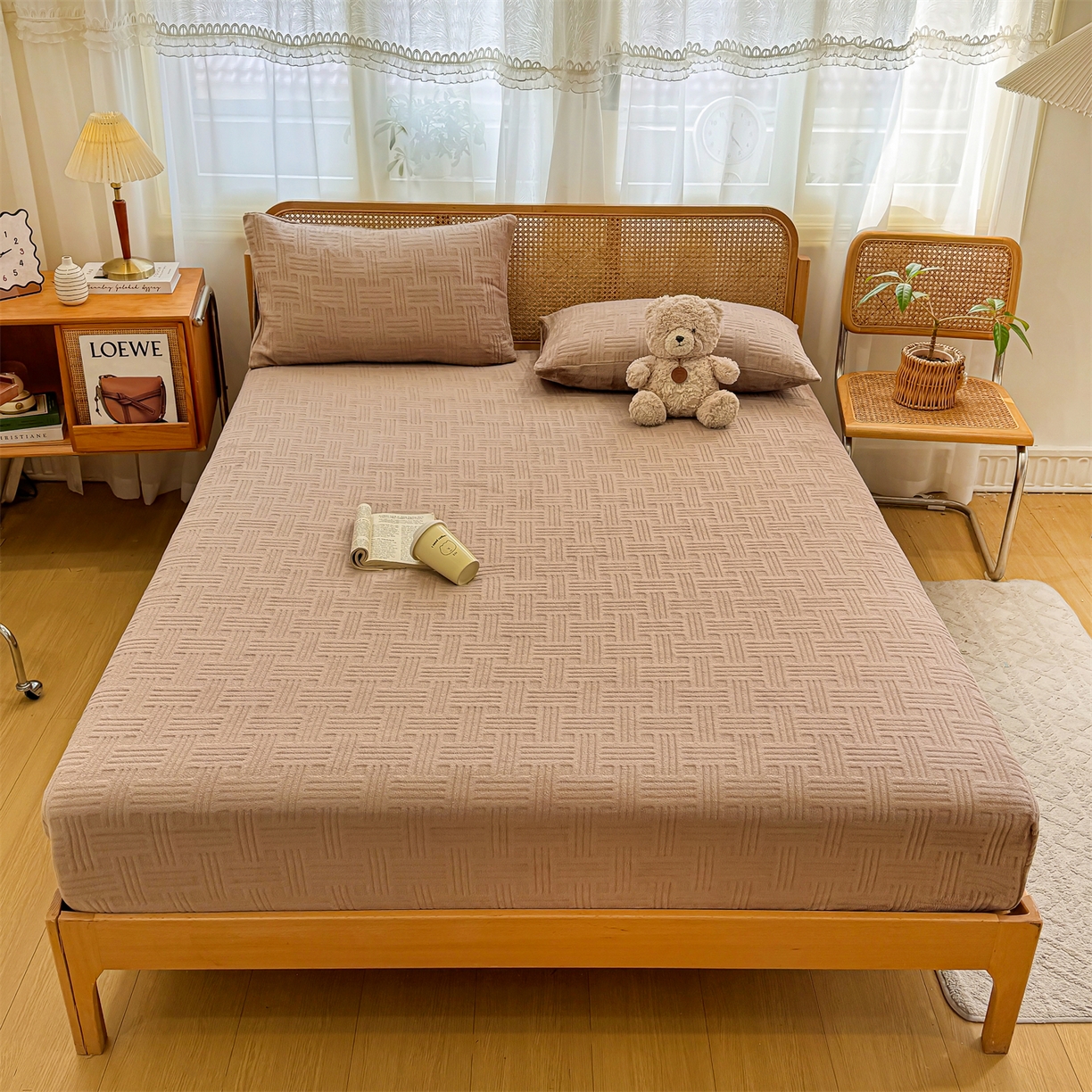 91家纺网 家纺一手货源 找家纺 灰鲸 2025新款纯色简约高克重雕花牛奶绒单品床笠 糖果格-摩卡