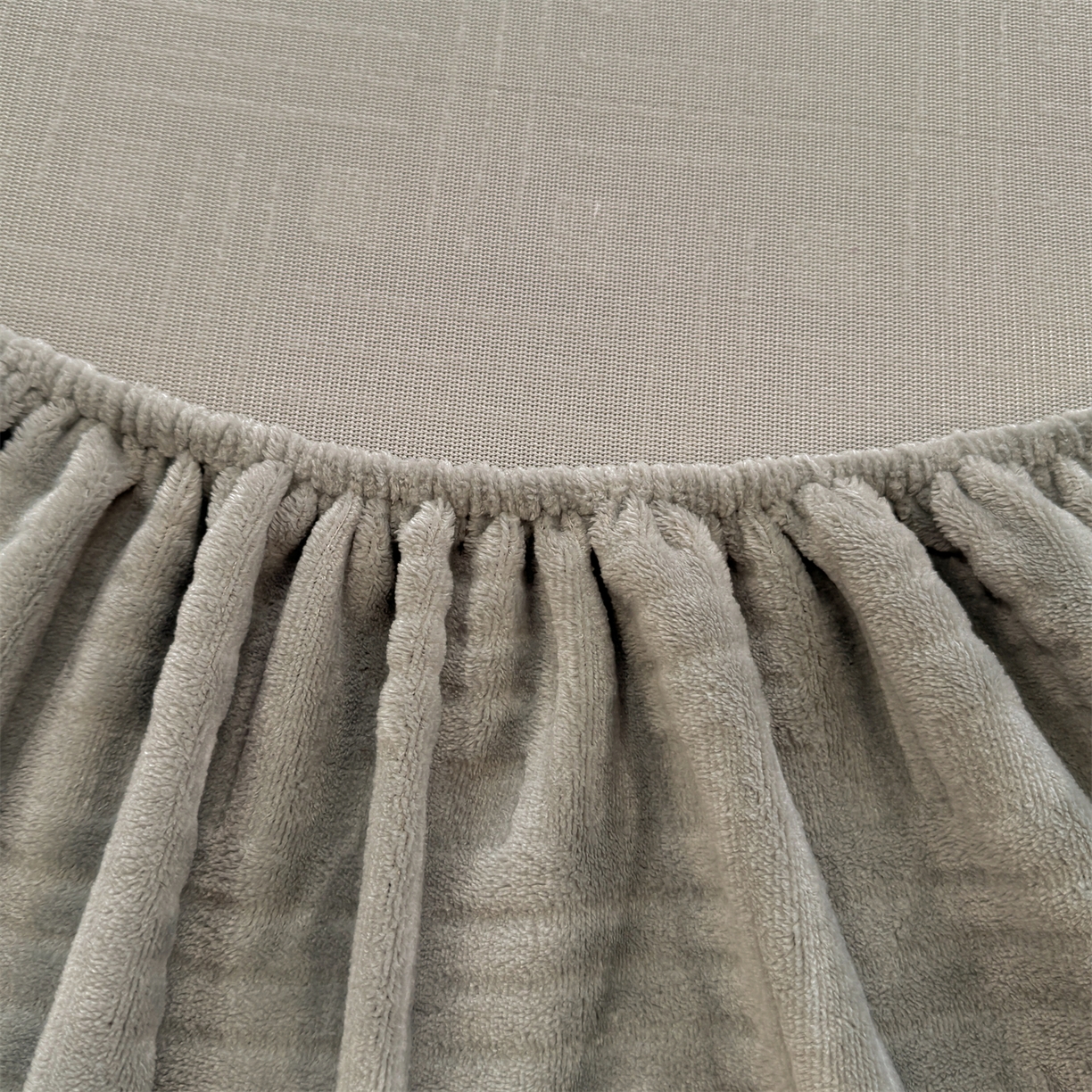 91家纺网 家纺一手货源 找家纺 灰鲸 2025新款纯色简约高克重雕花牛奶绒单品床笠 糖果格-绅士灰