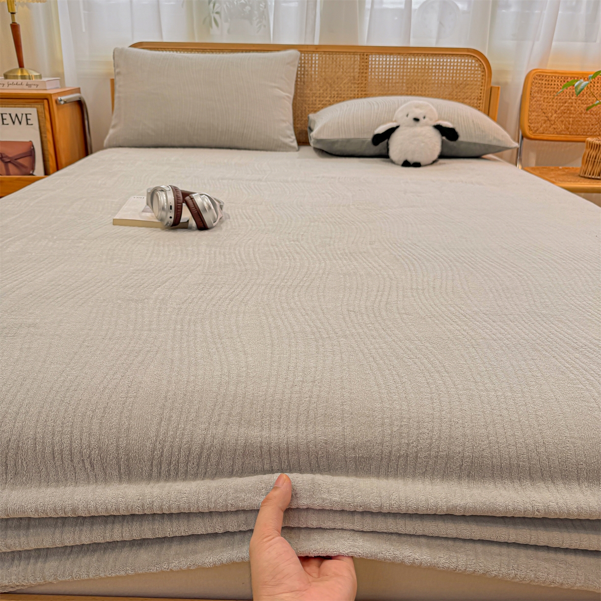 91家纺网 家纺一手货源 找家纺 灰鲸 2025新款纯色简约高克重雕花牛奶绒单品床笠 温妮-纳多灰