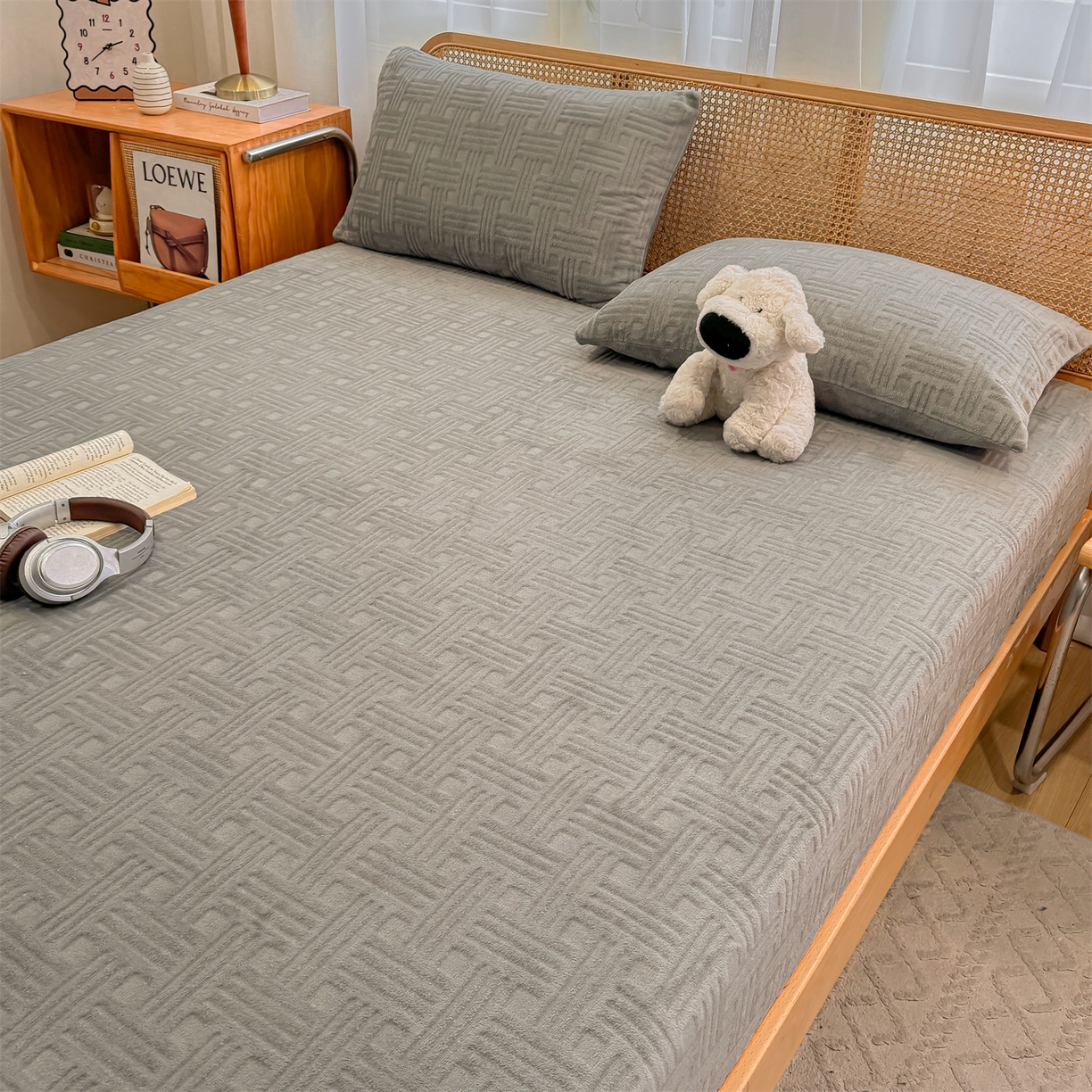 91家纺网 家纺一手货源 找家纺 灰鲸 2025新款纯色简约高克重雕花牛奶绒单品床笠 糖果格-绅士灰