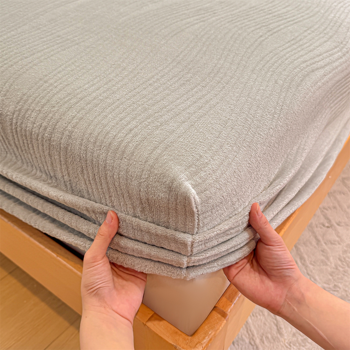 91家纺网 家纺一手货源 找家纺 灰鲸 2025新款纯色简约高克重雕花牛奶绒单品床笠 温妮-纳多灰