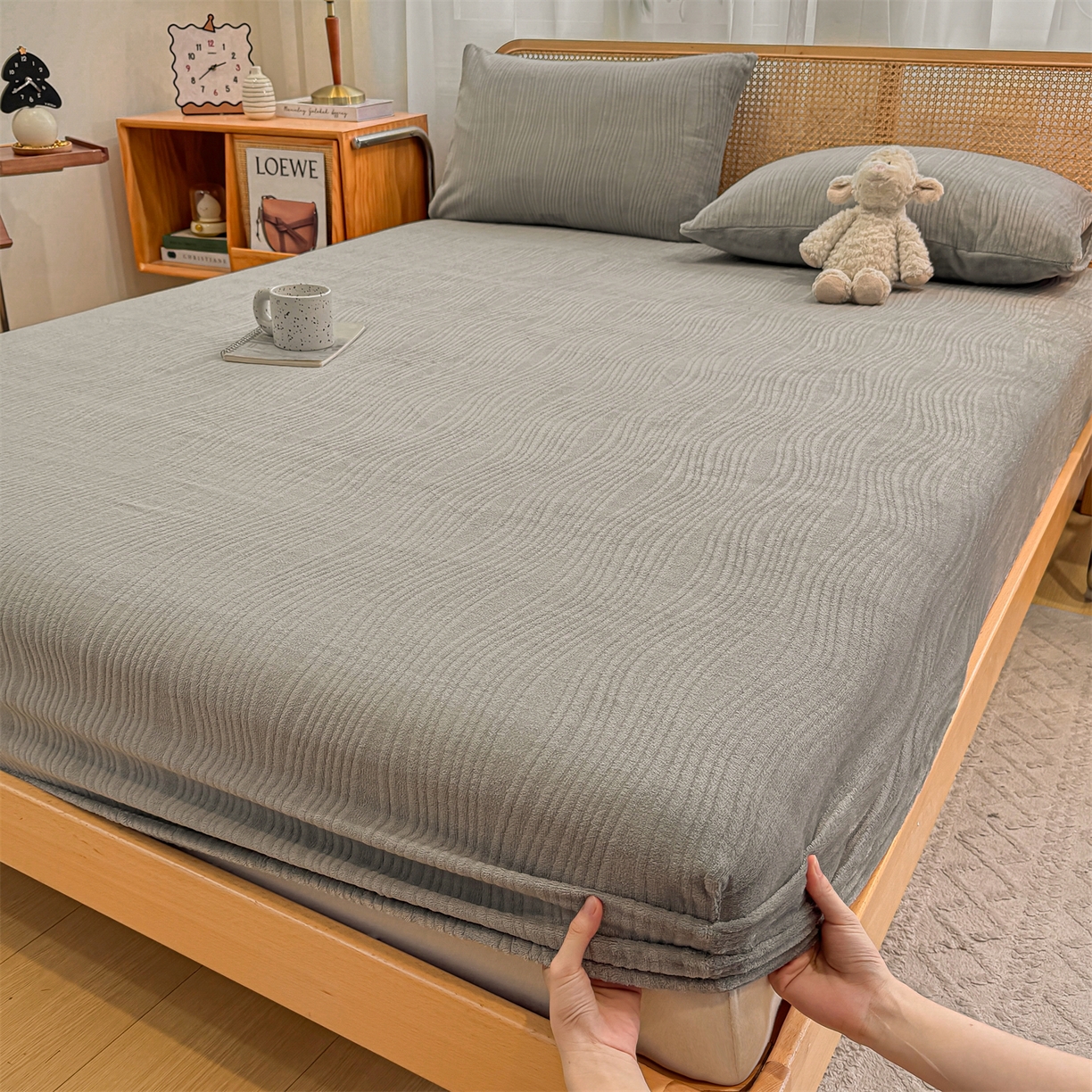 91家纺网 家纺一手货源 找家纺 灰鲸 2025新款纯色简约高克重雕花牛奶绒单品床笠 温妮-绅士灰