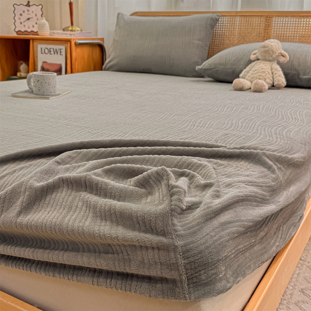 91家纺网 家纺一手货源 找家纺 灰鲸 2025新款纯色简约高克重雕花牛奶绒单品床笠 温妮-绅士灰
