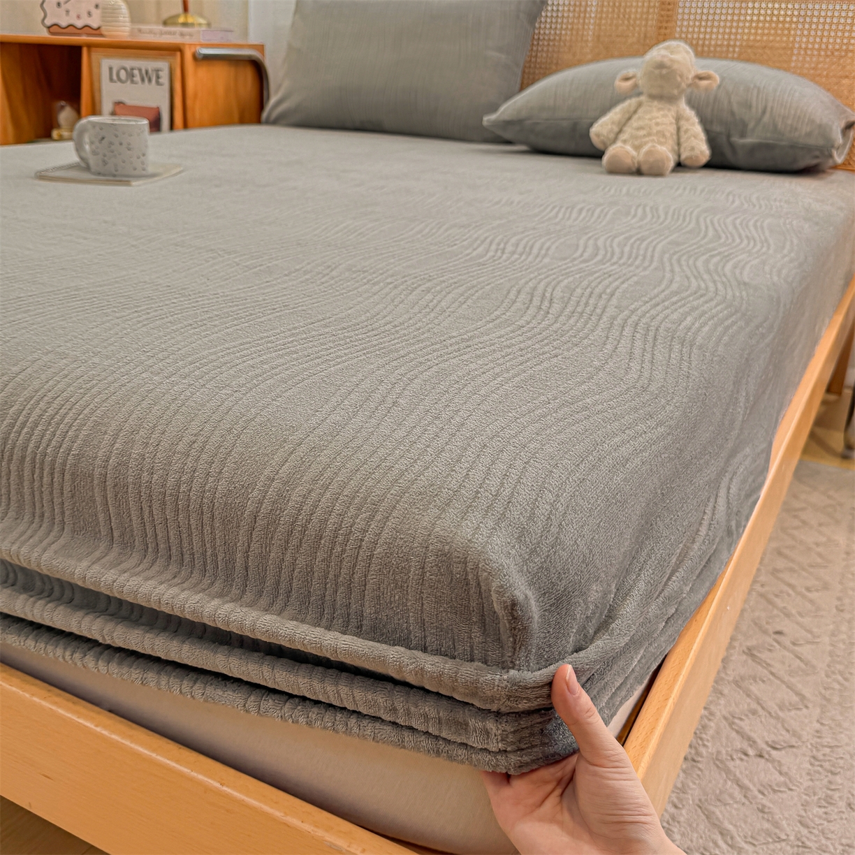91家纺网 家纺一手货源 找家纺 灰鲸 2025新款纯色简约高克重雕花牛奶绒单品床笠 温妮-绅士灰