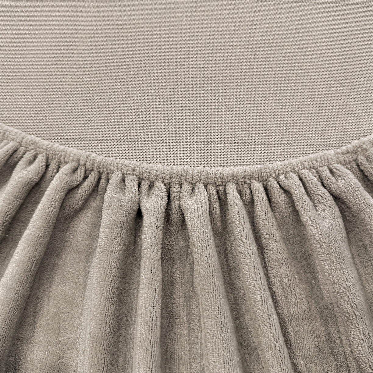 91家纺网 家纺一手货源 找家纺 灰鲸 2025新款纯色简约高克重雕花牛奶绒单品床笠 温妮-纳多灰