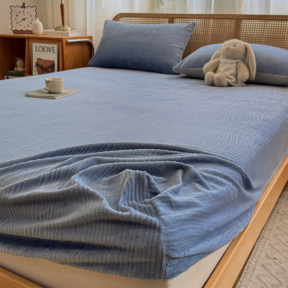 91家纺网 家纺一手货源 找家纺 灰鲸 2025新款纯色简约高克重雕花牛奶绒单品床笠 温妮-宾利蓝