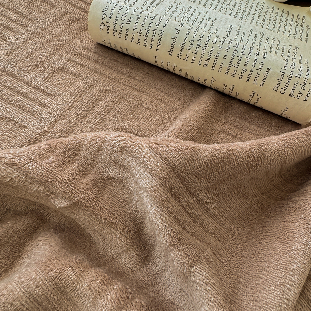 91家纺网 家纺一手货源 找家纺 灰鲸 2025新款纯色简约高克重雕花牛奶绒单品床笠 糖果格-摩卡