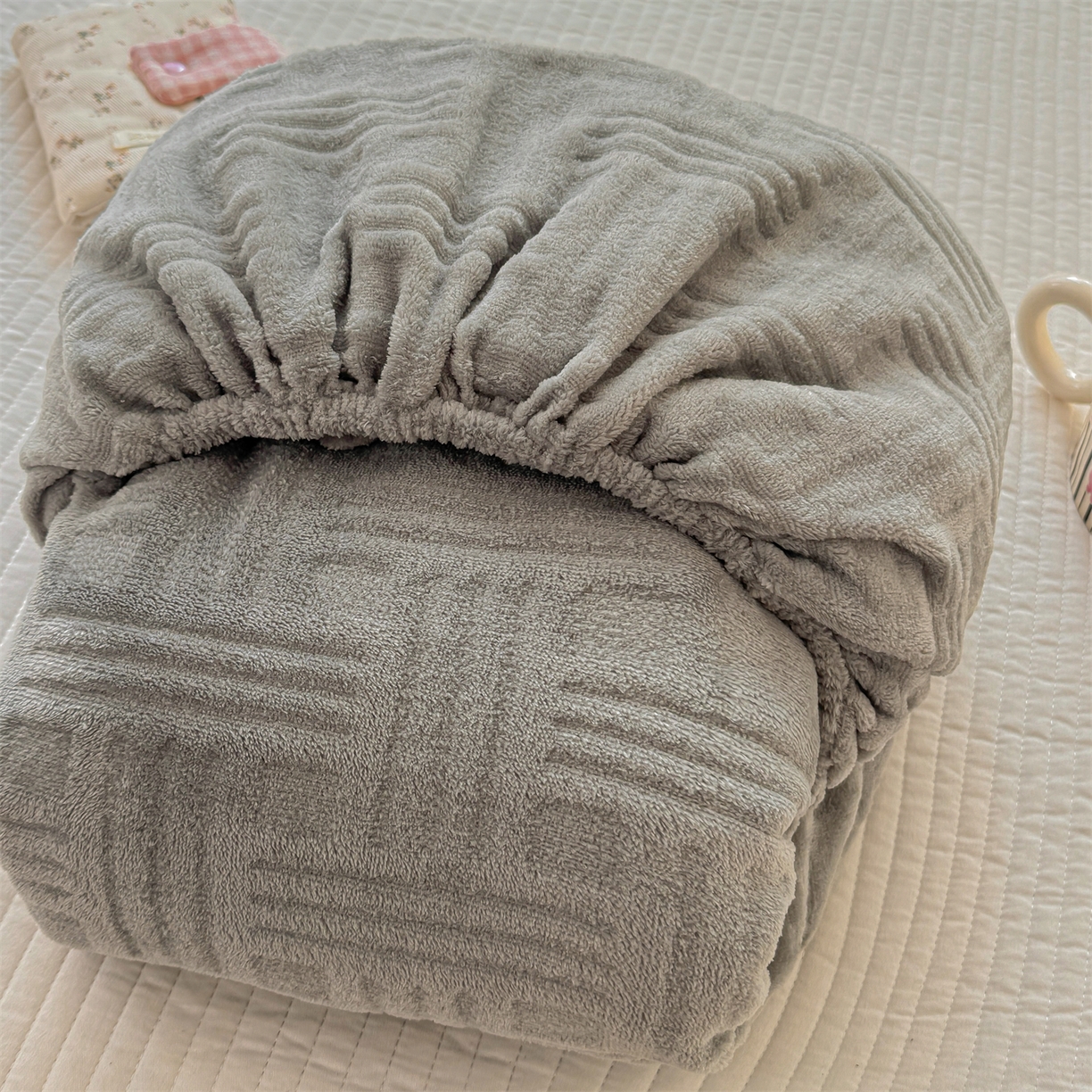 91家纺网 家纺一手货源 找家纺 灰鲸 2025新款纯色简约高克重雕花牛奶绒单品床笠 糖果格-绅士灰