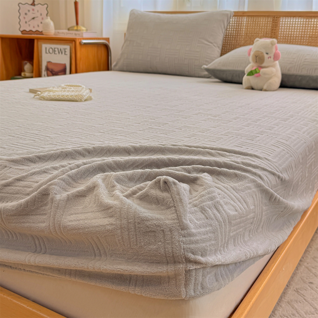 91家纺网 家纺一手货源 找家纺 灰鲸 2025新款纯色简约高克重雕花牛奶绒单品床笠 糖果格-纳多灰