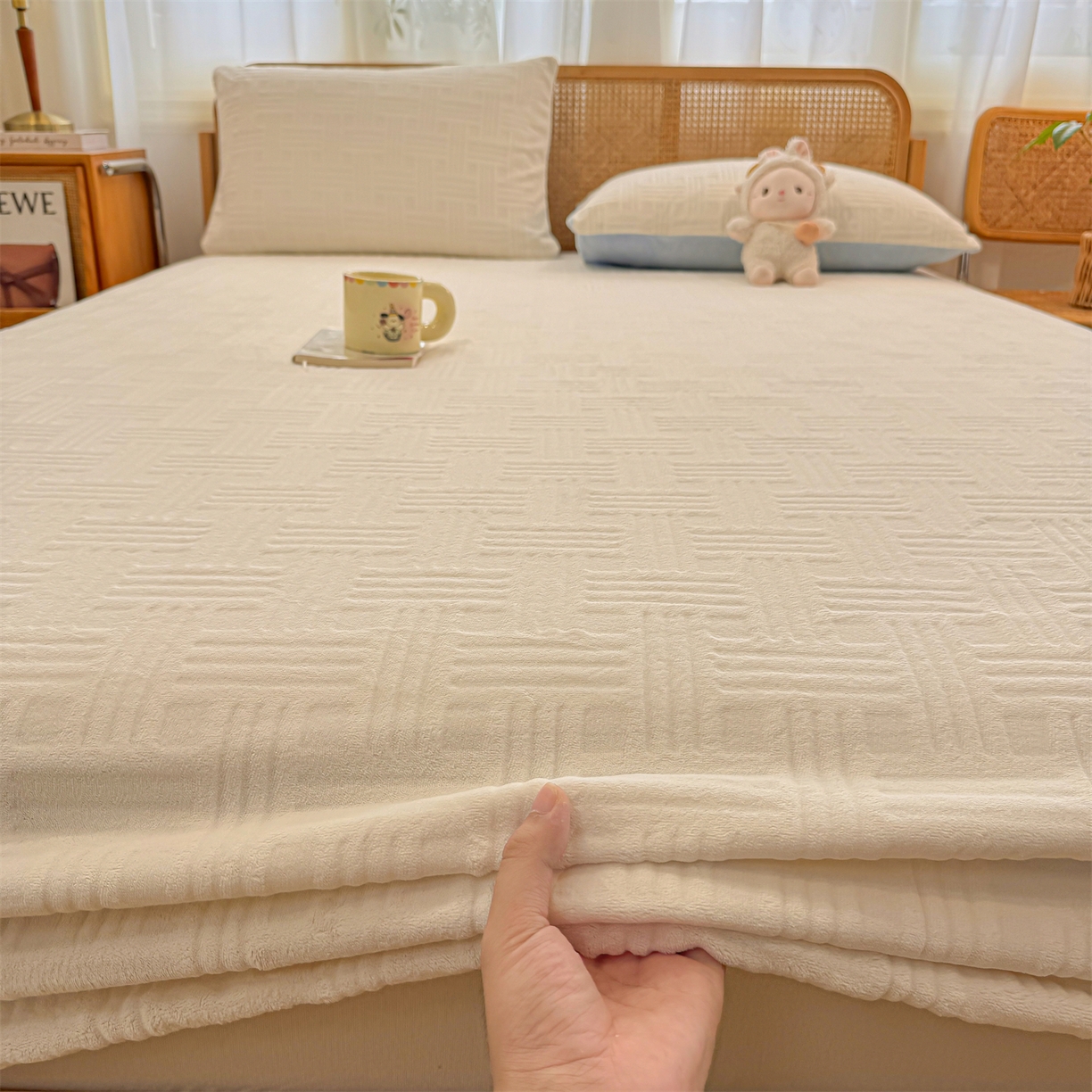 91家纺网 家纺一手货源 找家纺 灰鲸 2025新款纯色简约高克重雕花牛奶绒单品床笠 糖果格-奶昔白