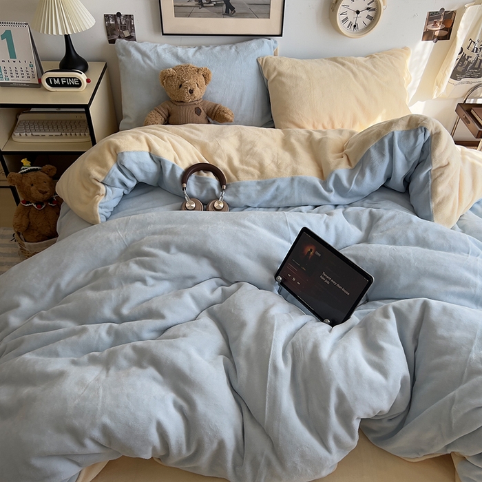 91家纺网 家纺一手货源 找家纺 原素 2025秋冬加厚双拼纯色牛奶绒四件套 牛奶绒-浅蓝奶黄