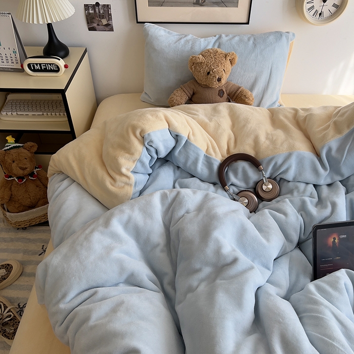 91家纺网 家纺一手货源 找家纺 原素 2025秋冬加厚双拼纯色牛奶绒四件套 牛奶绒-浅蓝奶黄