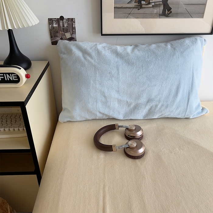 91家纺网 家纺一手货源 找家纺 原素 2025秋冬加厚双拼纯色牛奶绒四件套 牛奶绒-浅蓝奶黄