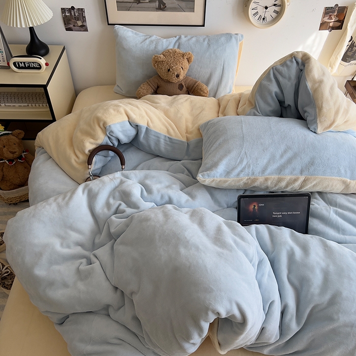 91家纺网 家纺一手货源 找家纺 原素 2025秋冬加厚双拼纯色牛奶绒四件套 牛奶绒-浅蓝奶黄