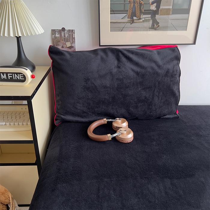 91家纺网 家纺一手货源 找家纺 原素 2025秋冬加厚双拼纯色牛奶绒四件套 牛奶绒-可可红暗黑