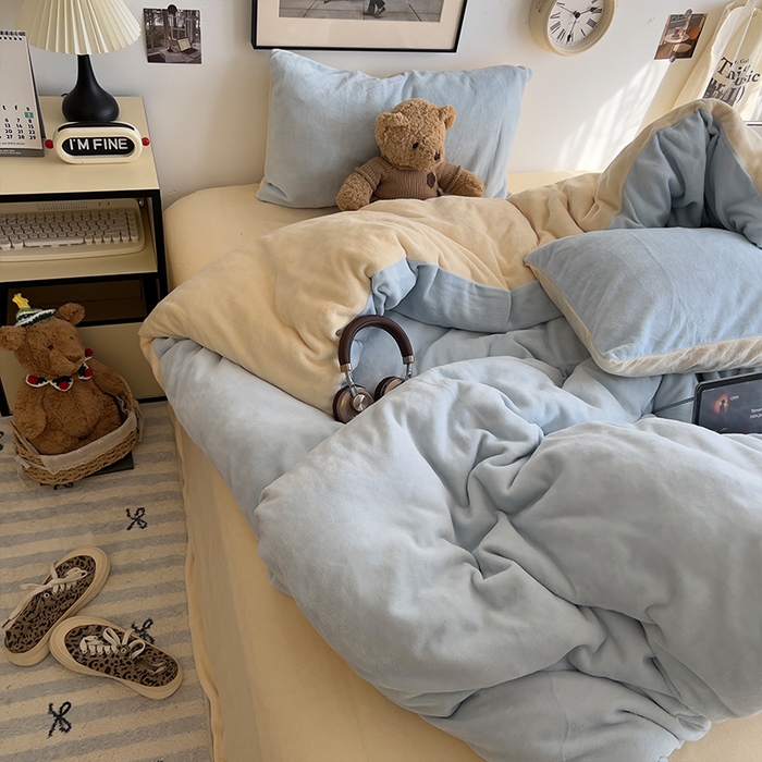 91家纺网 家纺一手货源 找家纺 原素 2025秋冬加厚双拼纯色牛奶绒四件套 牛奶绒-浅蓝奶黄