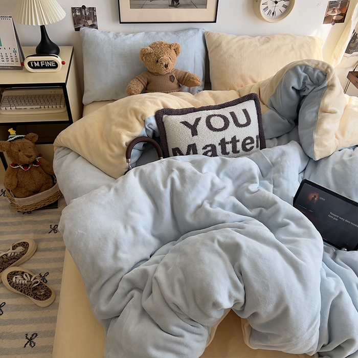 91家纺网 家纺一手货源 找家纺 原素 2025秋冬加厚双拼纯色牛奶绒四件套 牛奶绒-浅蓝奶黄