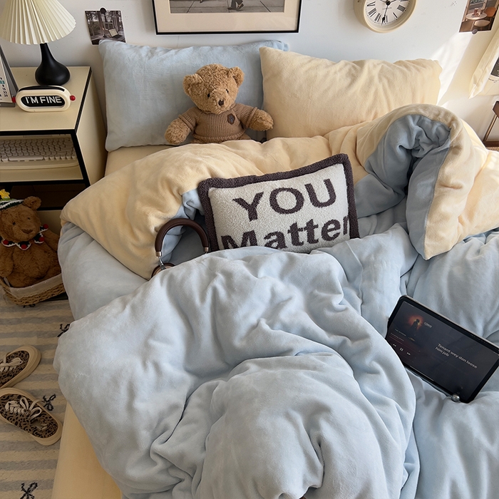 91家纺网 家纺一手货源 找家纺 原素 2025秋冬加厚双拼纯色牛奶绒四件套 牛奶绒-浅蓝奶黄