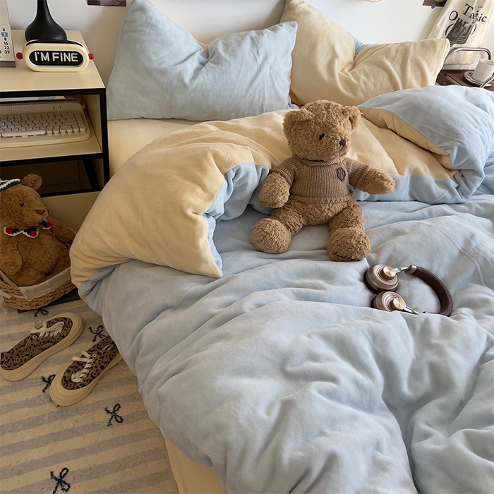 91家纺网 家纺一手货源 找家纺 原素 2025秋冬加厚双拼纯色牛奶绒四件套 牛奶绒-浅蓝奶黄