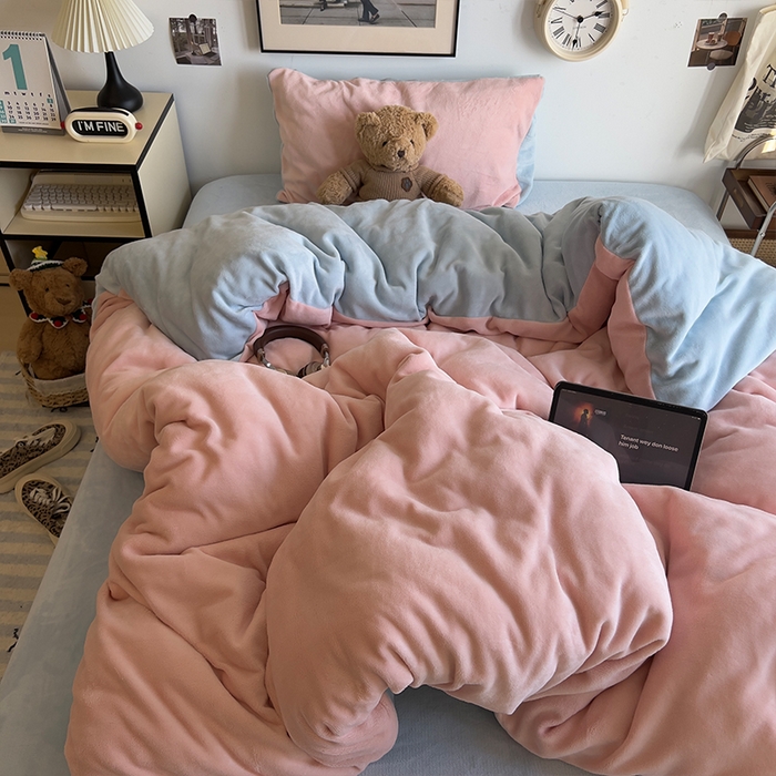 91家纺网 家纺一手货源 找家纺 原素 2025秋冬加厚双拼纯色牛奶绒四件套 牛奶绒-浅粉奶蓝