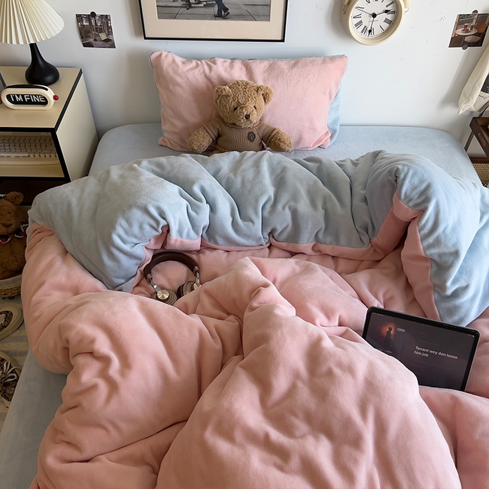 91家纺网 家纺一手货源 找家纺 原素 2025秋冬加厚双拼纯色牛奶绒四件套 牛奶绒-浅粉奶蓝