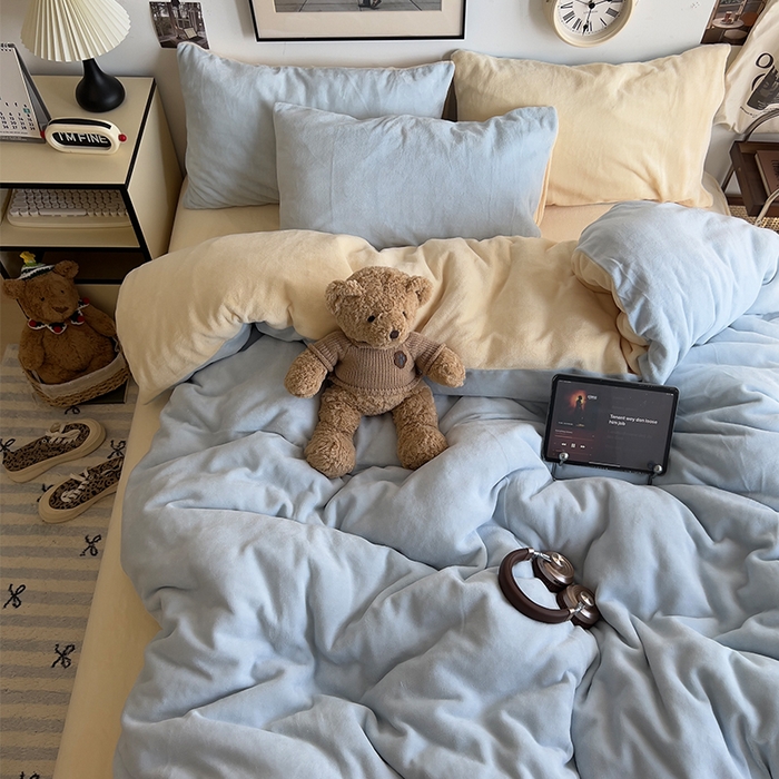 91家纺网 家纺一手货源 找家纺 原素 2025秋冬加厚双拼纯色牛奶绒四件套 牛奶绒-浅蓝奶黄