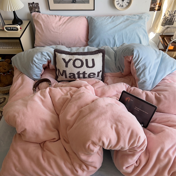 91家纺网 家纺一手货源 找家纺 原素 2025秋冬加厚双拼纯色牛奶绒四件套 牛奶绒-浅粉奶蓝