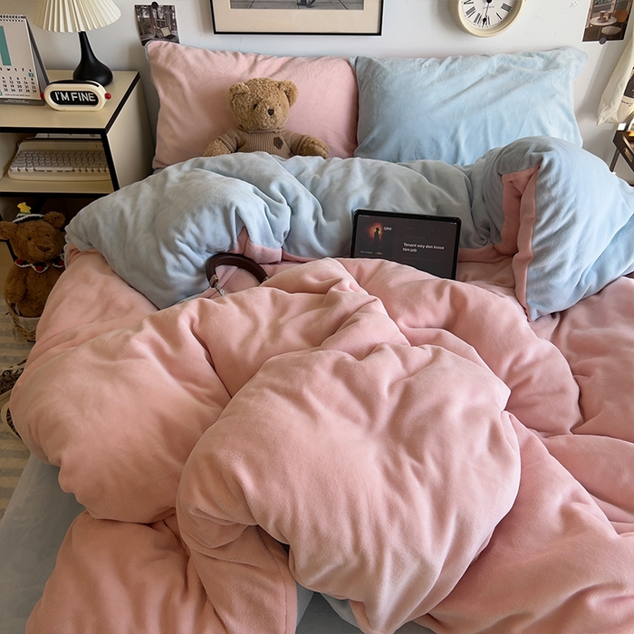 91家纺网 家纺一手货源 找家纺 原素 2025秋冬加厚双拼纯色牛奶绒四件套 牛奶绒-浅粉奶蓝