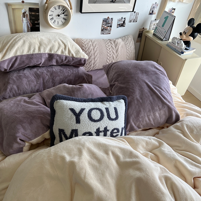 91家纺网 家纺一手货源 找家纺 原素 2025秋冬加厚双拼纯色牛奶绒四件套 牛奶绒-白桃香芋紫